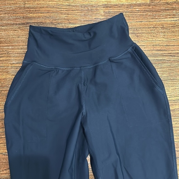 Old Navy Go Dry Elevate Leggings in Navy - Picture 4 of 7